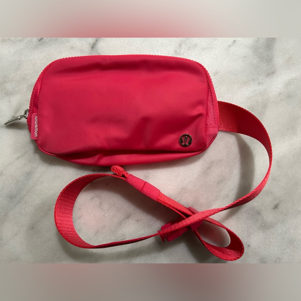 Lululemon 1L belt bag lip gloss